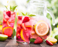 Como fazer limonada de morango: receita de pink lemonade