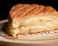 Queijo mais fedorento do mundo, com cheiro forte que lembra chulé, é tão cremoso e saboroso que recebeu o título de "rei dos queijos"