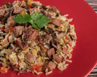 Arroz carreteiro na panela de pressão: receita fica pronta em 20 minutos e rende muito, sempre faço quando quero uma refeição rápida