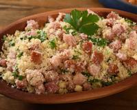 Essa é a melhor farofa de natal que eu já comi: receita simples, fácil e com bacon, é claro