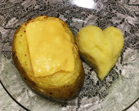 Batata recheada ao molho de queijo com frango