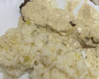 Filé mignon ao molho de mostarda com risoto de alho-poró