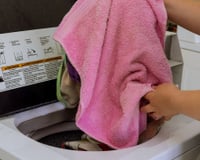 Basta uma colherada disso na máquina de lavar e suas toalhas ficarão macias novamente (não é vinagre!)