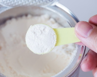 Leite em pó é herói ou vilão da vida saudável? Descubra benefícios e compare com o leite líquido