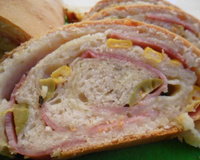 Pizza enrolada com recheio misto