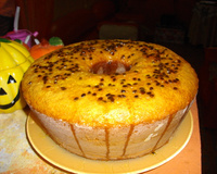 Bolo de maracujá com calda de maracujá