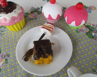 Bolo de cenoura com calda de chocolate que derrete na boca