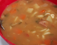 Sopa de feijão com macarrão de letrinhas e linguiça