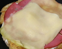 Pizza de pão velho na frigideira