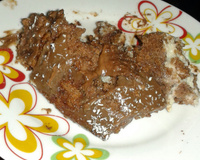 Bolo crocante de ovomaltine e recheio de beijinho