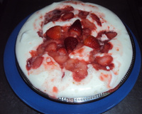 Sobremesa rápida de morango com creme