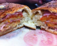 Pão recheado com presunto e queijo