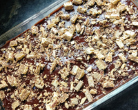 Pavê de bolacha maisena com creme branco e creme preto