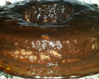 Bolo de chocolate assado com a calda