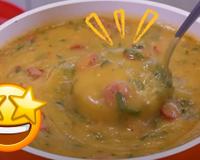 Caldo verde beeem encorpado e temperado: segredo está em um ingrediente que poucos usam nessa receita quentinha