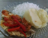 Filé de tilápia ao molho dendê