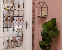 A solução para transformar portas em armários custa muito pouco e pode ser instalada sem furar