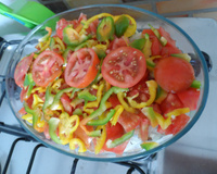 Sardinha ao forno com batata, cebola e tomate