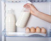 Pare agora mesmo de deixar o leite na porta da geladeira! Saiba o que há de errado neste hábito tão comum
