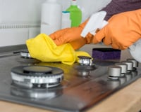 Usei o truque de misturar vinagre branco com água quente para limpar o fogão e ele ficou brilhando: gordura incrustada sai sem esforço e sem usar outros produtos químicos