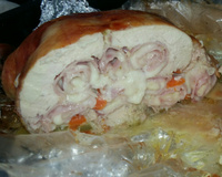 Frango desossado recheado com presunto, queijo e bacon