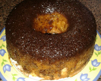 Bolo de laranja assado com calda de chocolate