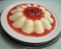 Sobremesa de Maria-mole com calda de morango