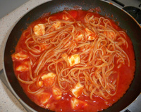 Espaguete ao molho de tomate com mussarela