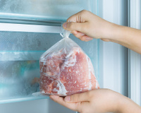 Pare de congelar carne no saco do supermercado! Esse hábito compromete a qualidade do alimento e a sua segurança
