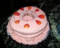 Bolo de chocolate com recheio de morango