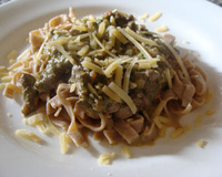 Macarrão integral com molho de carne com espinafre