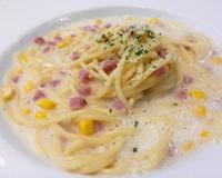 Não sobra um fio de macarrão: espaguete cremoso com bacon e milho é a receita simples que sempre surpreende à mesa