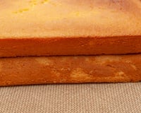 Como fazer um bolo de pão de ló leve e fofo em casa sem que ele desmorone todo? TudoGostoso ensina os truques!