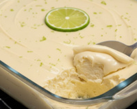 Nem pavê, nem pudim: o bombom de limão na travessa é a sobremesa refrescante que você precisa fazer na ceia este ano