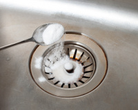 Como desentupir pia: truque com sal vai acabar com esse transtorno na cozinha. Corre aqui!