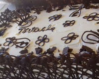 Bolo alegre de aniversário