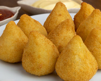 Misture batata e farinha de trigo para uma massa de coxinha perfeita (não esfarela!)