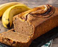 Saudável e rico em fibras, esse bolo fit de banana com aveia e uva-passa foi recomendado pela minha nutricionista