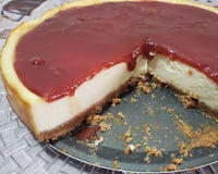 Cheesecake com molho de morangos