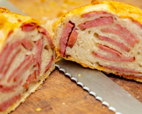 Pegue o que estiver sobrando na sua geladeira para fazer esse pão pizza incrível e transforme no lanche mais gostoso do dia