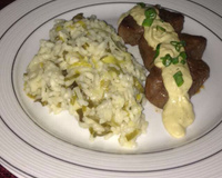 Filé mignon ao molho de mostarda com risoto de alho-poró