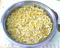 Desfiado de frango gratinado com batata palha