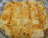 Panquecas com recheio de carne moída e acelga ao molho de tomate