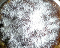 Bolo simples de coco com cobertura de chocolate (muito fácil)