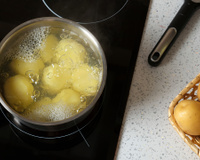 Eu despejo água fervente sobre as batatas antes de assá-las: o truque crocante que aprendi no TudoGostoso