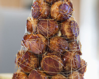O que é croquembouche? Essa torre de docinhos é uma explosão de sabores e substitui até bolo na França
