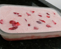 Picolé fruttare de morango na travessa