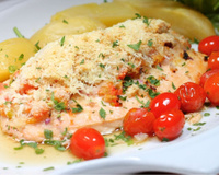 Filé de peixe ao forno com batatas finalizado com queijo ralado