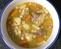 Sopa de costela com macarrão
