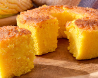 Com um pacote de farinha de milho e ingredientes básicos você faz esse bolo de milharina simples e fofinho de liquidificador